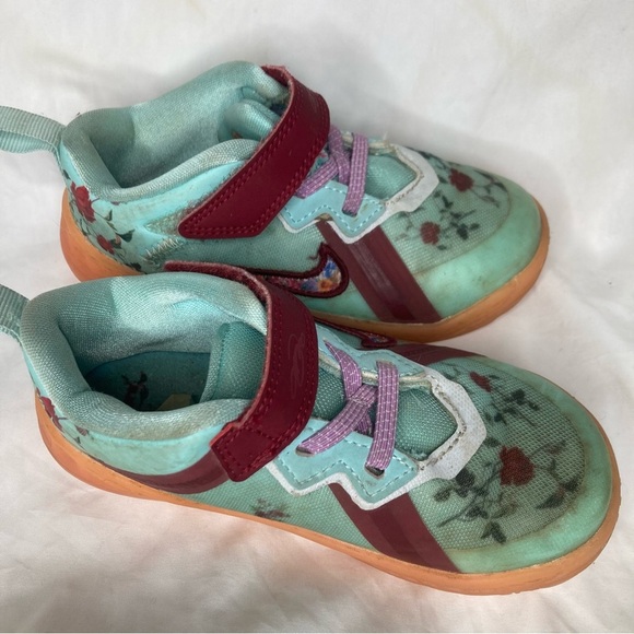 Nike Lebron floral sneakers - Picture 1 of 3